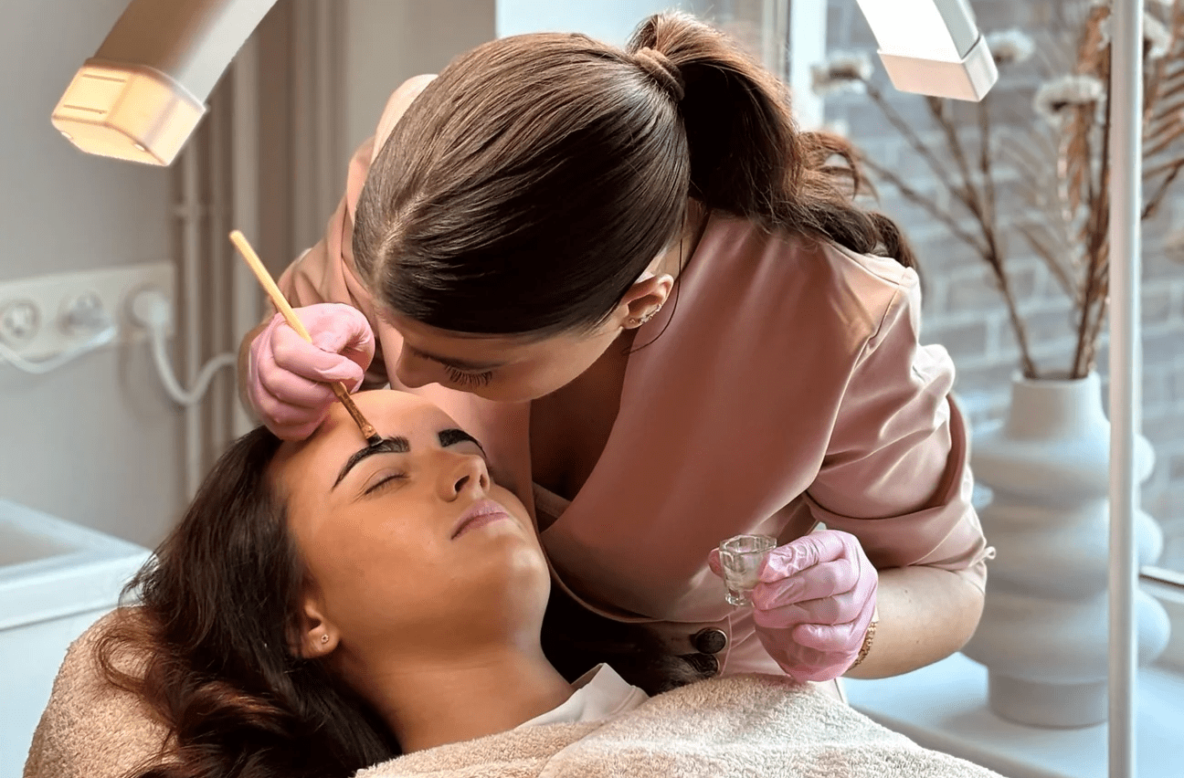 Brow henna treatment in salon